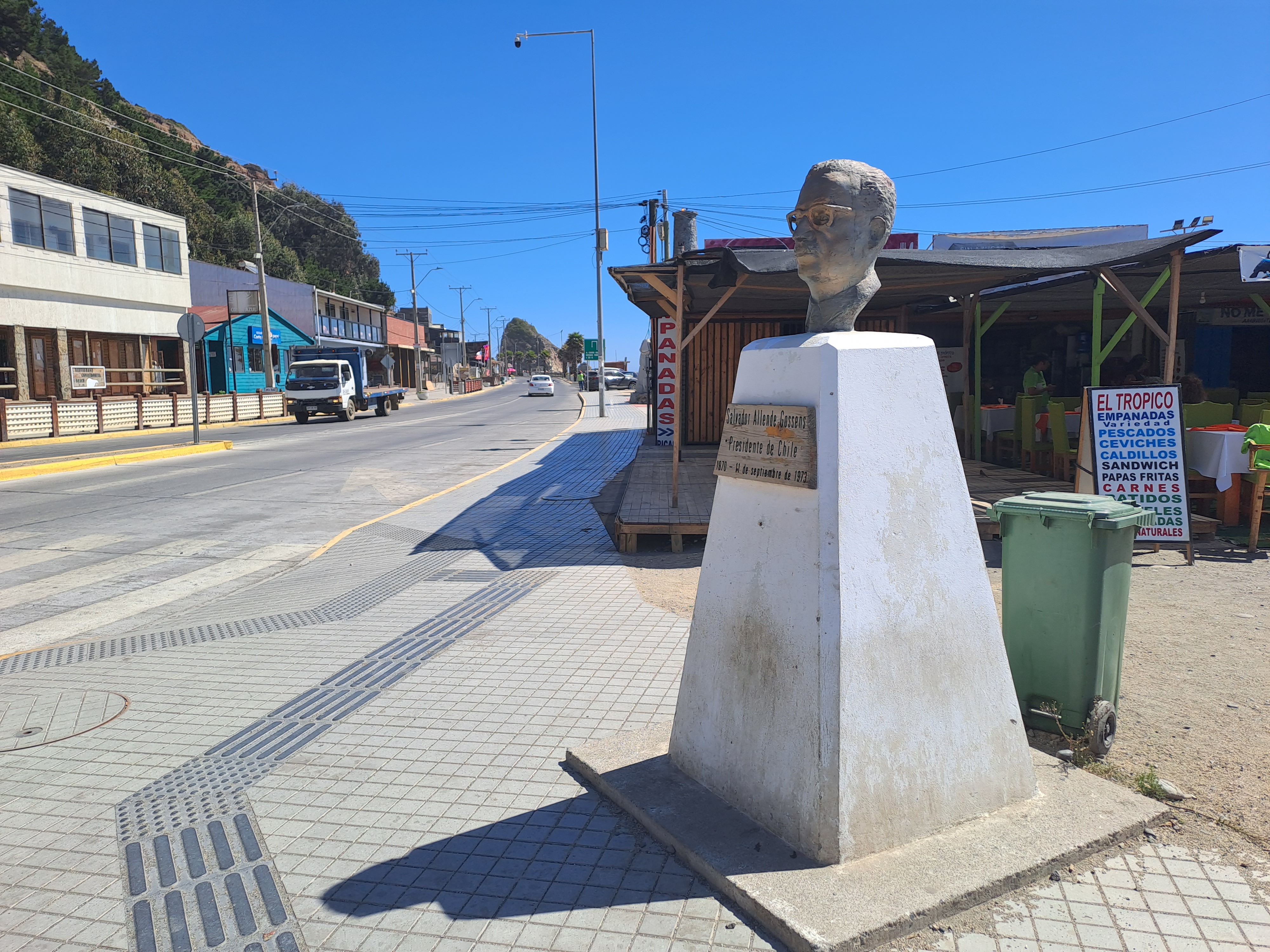 Fotografía de escultura presente en la playa